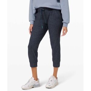 Lululemon Ready to Rulu Jogger Crop Pants 
Heathered Submarine / Black Size 4
